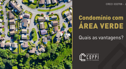 Ilustração com a montagem de uma foto de um condomínio fechado com área verde e o título do artigo: "Condomínio com área verde, quais as vantagens?", acompanhado com o logo da Coppi Imóveis.
