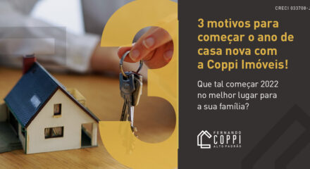 Arte montagem com a foto de uma mão segurando um conjunto de chaves e sob uma mesa uma casa em miniatura de um lado e do outro o título da matéria:3 motivos para começar o ano de casa nova com a Coppi Imóveis!